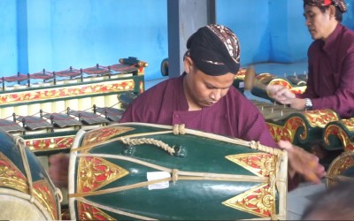 SMA NEGERI 2 YOGYAKARTA NABUH GAMELAN SERENTAK HUT 270 DIY